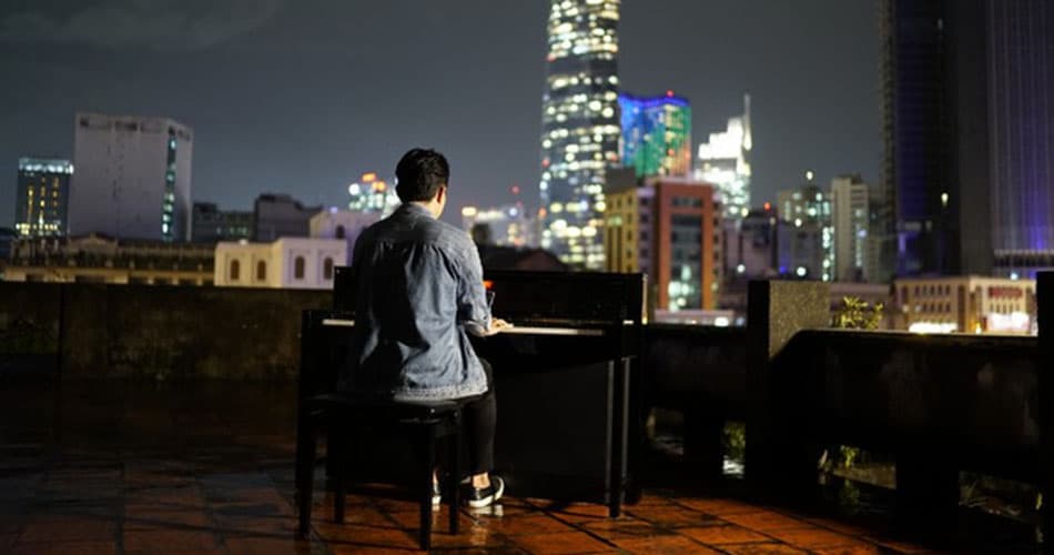 https://www.vpopwire.com/wp-content/uploads/2019/04/Andiez-Nam-Truong-on-piano.jpg