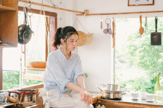 suni ha linh in kitchen