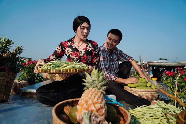 floating market scene in men gai mien tay