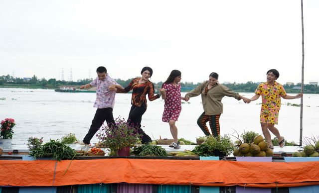 fun dancing scene in men gai mien tay mv