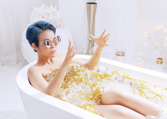 vu bathtub scene similar to taylor swift