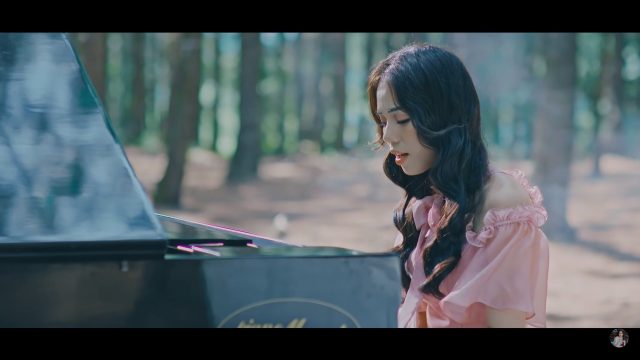 huong ly on piano