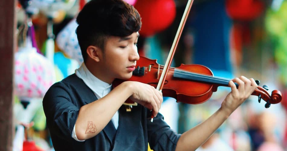 https://www.vpopwire.com/wp-content/uploads/2020/01/hoang-rob-violinist-vietnam.jpg