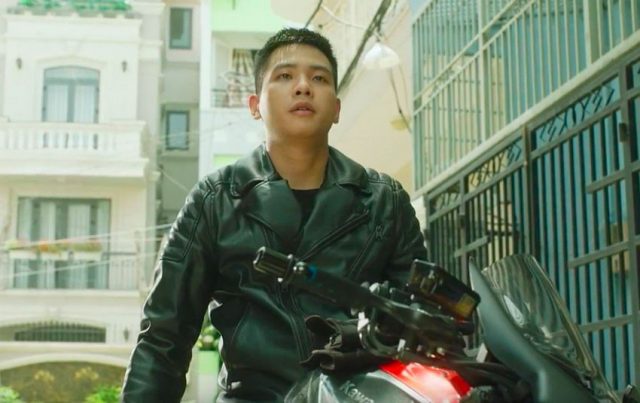 quan ap on motorbike