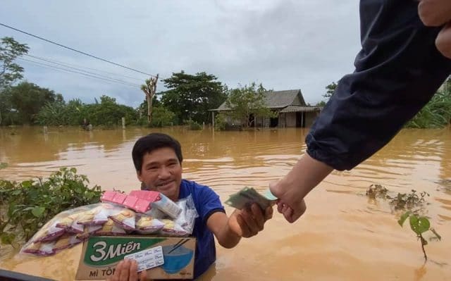 thuy tien help flood victim