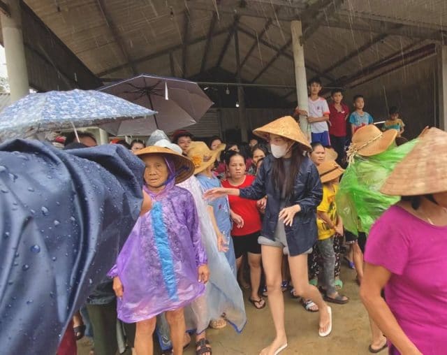 thuy tien helping flood victims