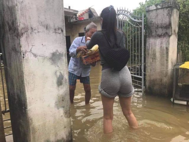 thuy tien helping flood victims in central vietnam