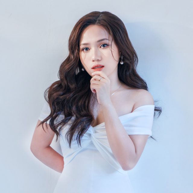 thuy chi vietnamese singer vpop