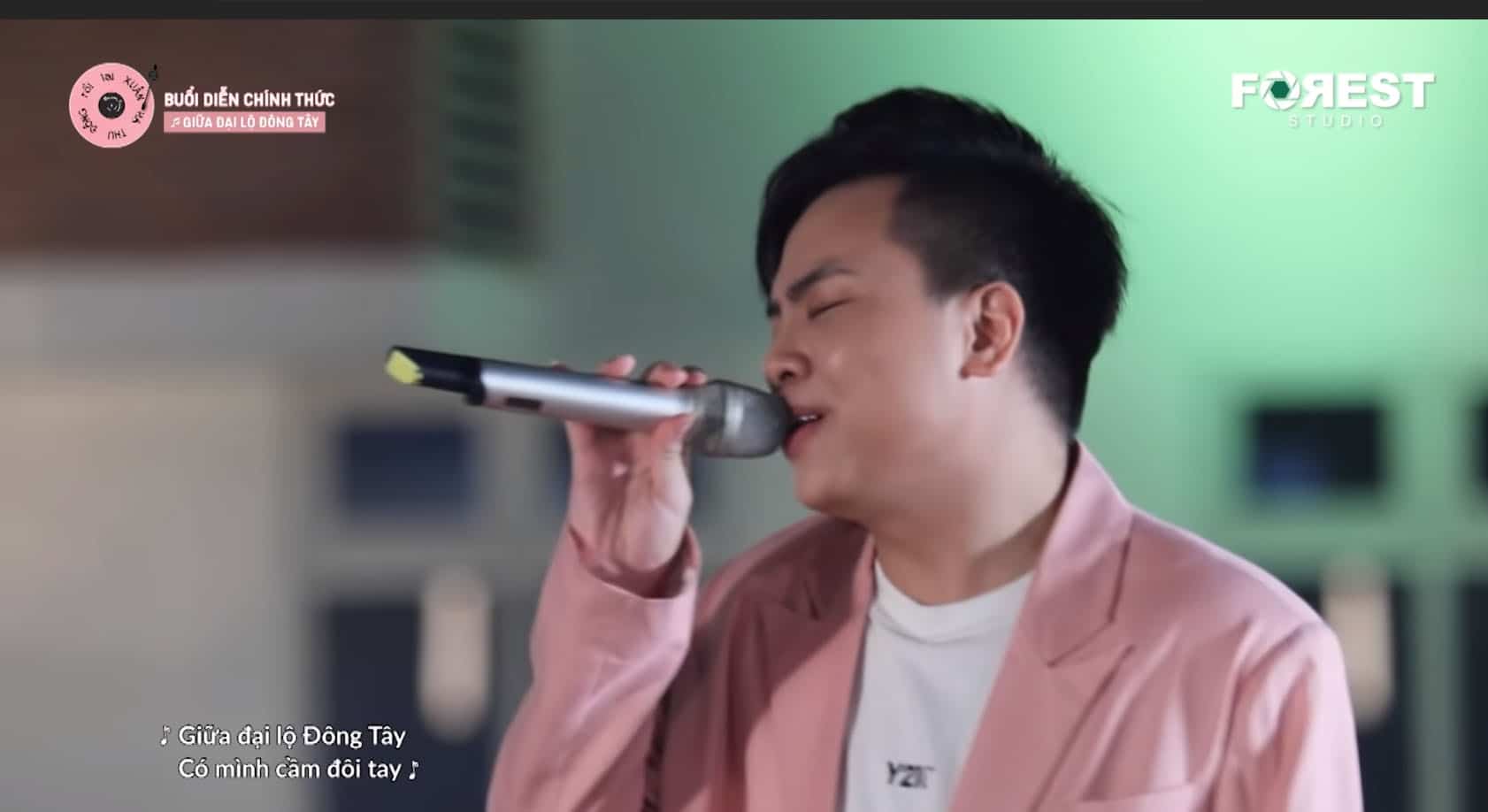 Uyen Linh Performs "Giua Dai Lo Dong Tay" - a Hit Song From Hua Kim ...