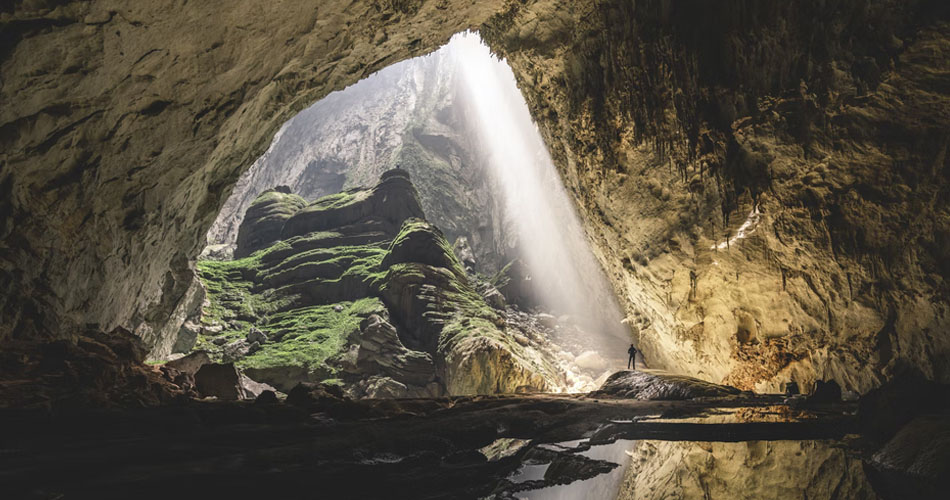https://www.vpopwire.com/wp-content/uploads/2022/04/son-doong-cave-hiking-vietnam.jpg