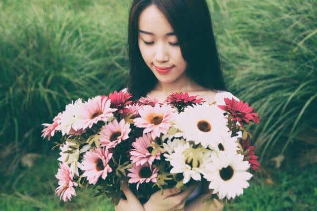 vietnamese woman flowers