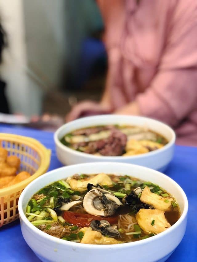 vietnamese snail noodle soup